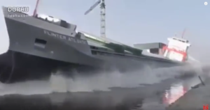 【動画・画像あり】巨大船の入水映像がもはや災害と勘違いするレベル