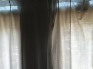 【閲覧注意】カーテンから部屋を覗き込む不気味な人影が激写されるが何故か怖くない画像